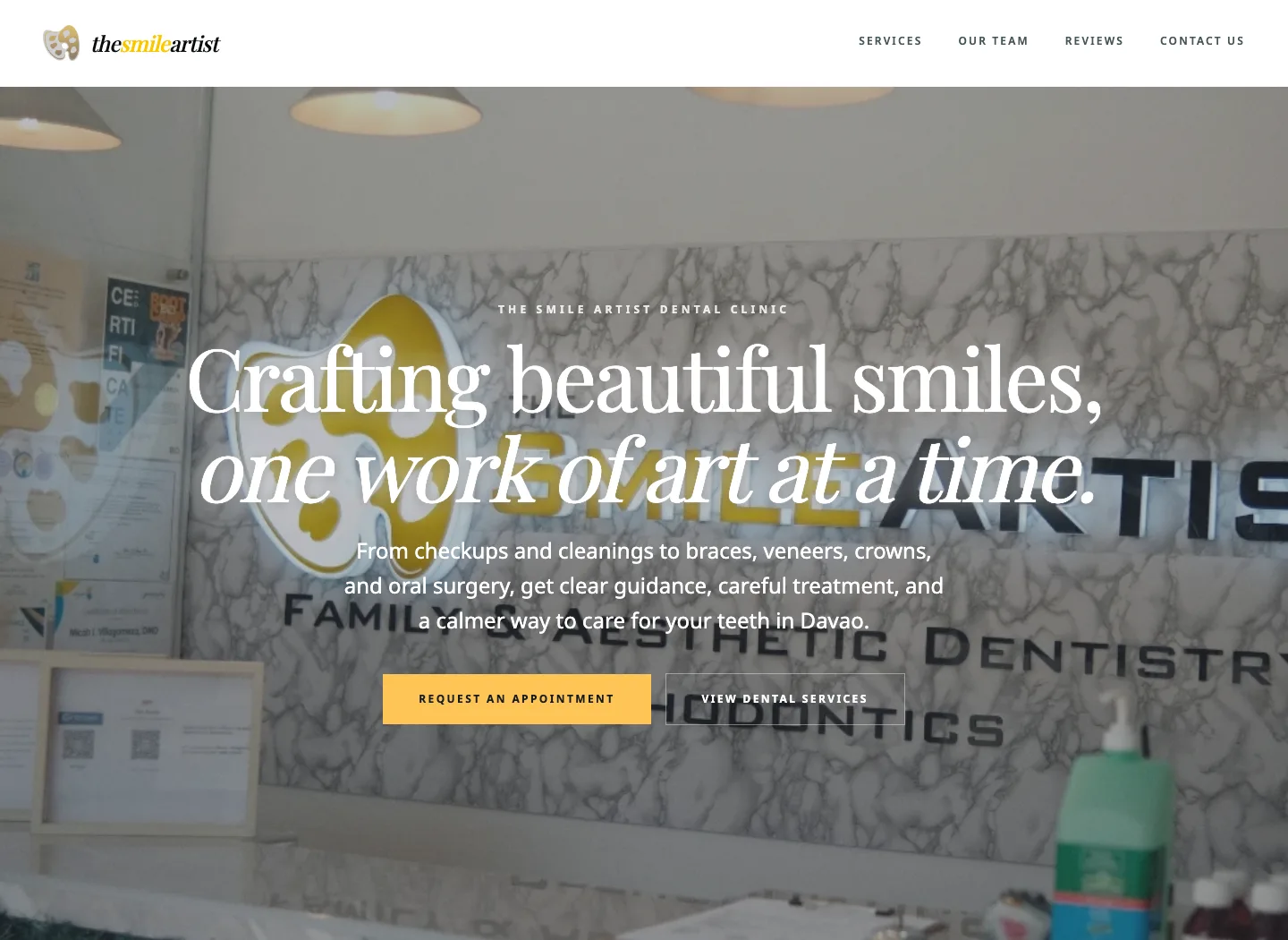 The Smile Artist public website, introducing the dental clinic and its services.